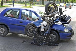 Moped gegen Auto: Mopedfahrer wurde auf Motorhaube geschleudert. Foto: Symbolbild