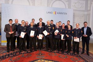 LHStv. Martin Gruber und LR Daniel Fellner sowie die Geehrten der FF Krumpendorf. Foto: LPD Kärnten/Just
