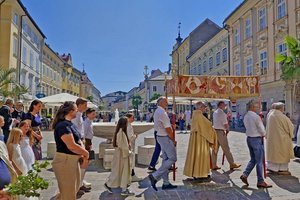 Fronleichnamsfeier mit Bischof Marketz am Domplatz und Prozession in den Landhaushof. Foto: Mein Klagenfurt
