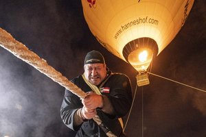 Weltrekord gelungen: Martin Hoi holt einen Heißluftballon vom Himmel. Foto: Christian Fischbacher