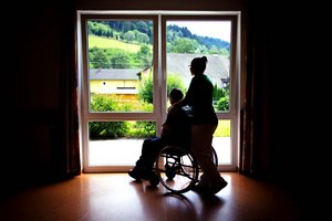 Niemand soll den letzten Weg alleine gehen: HospizbegleiterInnen sind für sterbende Menschen mit Empathie und Verständnis da. Foto: Daniel Gollner/Caritas