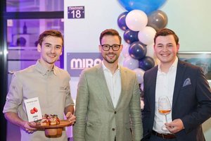 LR Schuschnig gratuliert zu Firmeneröffnung von „Mira Studios“. Am Foto: Thomas Hohenwarter, LR Sebastian Schuschnig und Simon Wieland. Foto: Büro Schuschnig/Hermann