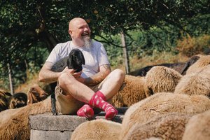 „Shoafbauer“ Thomas Koch (am Foto) freut sich auf das Gespräch über das „Agnus Dei“ mit Dompfarrer Peter Allmaier und Caritasdirektor Ernst Sandriesser. Foto: Caritas/Johannes Leitner 