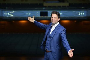 Intendant Aron Stiehl präsentiert die Spielzeit 22/23. Foto: Helge Bauer