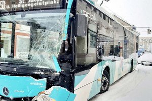 Niemand verletzt: Stadtbus krachte gegen Schneepflug. Foto: Mein Klagenfurt