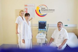 Chirurgie-Team der Venen-Ambulanz: EOA Dr. Christiane Dreschl, MBA (2.v.l.), OA Dr. Pero Zanchi und FÄ Dr. Maria Greiner. Foto: EKH
