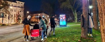 Warme Winterbekleidung für Bedürftige zum Mitnehmen an Bäume gehängt