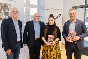 Autorin Cornelia Travnicek mit Kulturstadtrat Mag. Franz Petritz, Kulturabteilungsleiter Mag. Alexander Gerdanovits und Musilmuseumsleiter Dr. Heimo Strempf bei ihrer Lesung im Musil-Haus. Foto: StadtKommunikation / Zangerle
