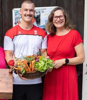 Sportreferentin Stadträtin DI Constance Mochar gratuliert Felix Oschmautz nach seiner Heimkehr von den Olympischen Spielen. Foto: StadtKommunikation / Kulmer