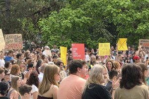 1.200 Menschen protestieren am Vorplatz der Universität Klagenfurt gegen Budgetkürzungen. Foto: Mein Klagenfurt