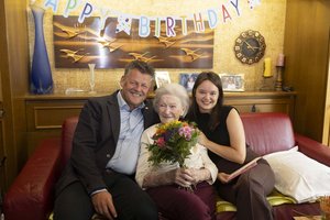Bürgermeister Christian Scheider überraschte Frau Stunf zu ihrem 100. Geburtstag bei ihr zu Hause. Mit am Foto ist auch Enkelin Sarah. Foto: StadtKommunikation / Just