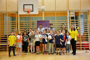 Die Austria-Profis Simon Straudi und Ben Bobzien in der Klagenfurter Volksschule 12 Festung. Foto: Austria Klagenfurt