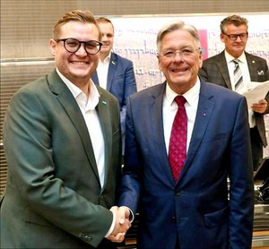 Julian Geier und Landeshauptmann Peter Kasier. Foto: Julian Geier/Facebook
