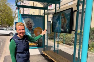 Stadträtin Sandra Wassermann, BA, bei der modernisierten Haltestelle vor der Wirtschaftskammer in Klagenfurt. Foto: Büro Wassermann
