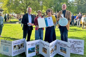 Der Pfarrkindergarten St. Theresia erhielt das städtische Gütesiegel „Gesunder Kindergarten“. Stadtrat Mag. Franz Petritz und Dr. Jutta Hafner-Sorger (Präventionsstelle der Abt. Gesundheit, Jugend und Familie) gratulierten herzlich. Foto: Büro Petritz