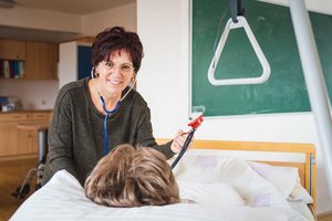 Michaela Micheu hat sich an der SOB zur Pflegefachkraft ausbilden lassen: „Die Arbeit mit alten Menschen macht mir Freude. Sie ist faszinierend und anstrengend zugleich. Man bekommt viel an Wertschätzung und Anerkennung zurück.“ Foto: Caritas