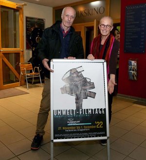  Mag. Bernadette Jobst (Abteilung Klima- und Umweltschutz) und Christian Veit (Volkskino) präsentieren das Programm der Umwelt-Filmtage. Foto: StadtKommunikation/Krainz