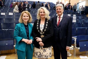 Bundesministerin Eva-Maria Holzleitner, Uni-Rektorin Ada Pellert und Hochschulreferent LH Peter Kaiser. Foto: LPD Kärnten/Wajand/Kuess