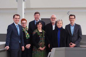 Univ.-Prof. Dr. Stefan Perner, Botschafterin Mag.a Sigrid Berka, Mag. Werner Wutscher, MPA, em. Univ.-Prof.in Dr.in Rita Franceschini, Mag. Hans Schönegger, Prof.in Dr.in i.R. Irene Nierhaus, Univ.-Prof. Dr. Harald Christian Gall. Foto: aau/Krömer