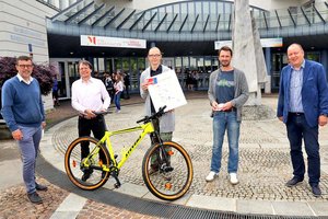 DI Klaus Robatsch (KFV) übergab Simon Rauberger in Klagenfurt den Gewinn. Foto: KFV/APA-Fotoservice/Raunig