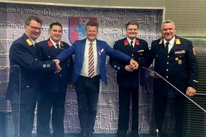 Bürgermeister Christian Scheider mit den neu gewählten Kommandanten Gerhard Egger und Franz Solcher und ihren Vorgängern Dietmar Hirm und Lukas Arnold im Klagenfurter Rathaus. Foto: M. Putz