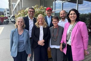 vorne v.l.n.r.: BR.in Daniela Gruber-Pruner, BR.in Claudia Arpa  BR.in Elisabeth Grimling, LAbg.e Bettina Brandauer. hinten v.l.n.r.: BR Martin Peterl, BR Manfred Mertel, LAbg. David Egger-Kranzinger. Foto: SPÖ Kärnten