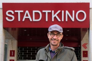 Festivalleiter Fritz Hock vor dem Stadtkino Villach in dem das K3 Film Festival 2021 von 16.-18. Dezember stattfinden wird. Foto: Das Filmlogbuch / Pertl