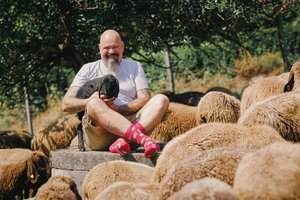 Ein Schaf als bäääähstes Geschenk: Shoafbauer Thomas Koch empfiehlt den Onlineshop der Caritas www.schenkenmitsinn.at. Foto: Caritas/Johannes Leitner