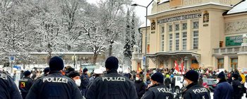 Die Polizei war mit einem Großaufgebot in der ganzen Stadt verteilt.