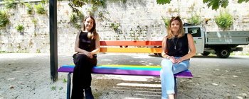 Restaurierte Regenbogenbänke im Lendhafen nach Beschmierung wieder aufgestellt