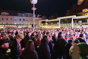 Klagenfurt im Eishockey-Fieber: Benediktinerplatz beim Public Viewing voller Fans. Foto: Mein Klagenfurt