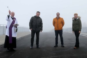 Diakon Karl-Helmut Pomprein, Bürgermeister Christian Scheider, Ing. Daniel Domenig (Abt. Straßenbau und Verkehr) und Straßenbaureferentin Stadträtin Sandra Wassermann gaben die Nordspange für den Verkehr frei. Foto: StadtKommunikation/Hannes Krainz