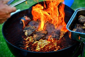 Unfallgefahr durch Brandbeschleuniger: Grillen ohne Verletzungsrisiko