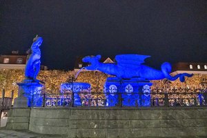 Prostatakrebsmonat November: Lindwurm erstrahlt in blau. Foto: StadtKommunikation/Wiedergut  