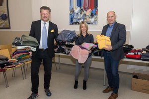 Bürgermeister Christian Scheider mit Annemarie Gruber vom Fundamt und Joachim Katzenberger, Leiter der Abteilung Soziales, in der Klagenfurter Volksküche, wo derzeit die Kleiderspenden zur Verfügung stehen. Foto: StadtKommunikation / Kulmer