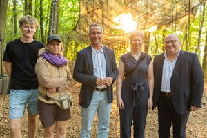 Kulturstadtrat Franz Petritz besuchte die Podiumsdiskussion und die anschließende Open-Air-Vorführung von „WALD*“ beim Gustav-Mahler-Komponierhäuschen. Foto: StadtKommunikation/Zangerle