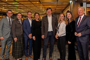 Unter den Gästen waren LR Sebastian Schuschnig, Bgm.in Sylvia Häusl-Benz, Hoteldirektor Mario Sonnleitner und Schirn Zandi (Parkhotel) sowie Präsident Christoph Kulterer, GF Katrin Thum, Brigitte Truppe-Bürger und LH Peter Kaiser. Foto: LPD/Janach