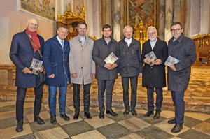 Dr. Manfred Mertel, Bürgermeister Christian Scheider, Dompfarrer Dr. Peter Allmaier, LH-Stellvertreter Martin Gruber, Dompropst Engelbert Guggenberger, Bischof Dr. Josef Marketz und Gemeinderat Manfred Jantscher. Foto: StadtKommunikation/Hude