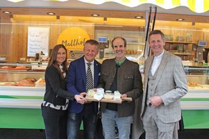 Christian Mayrbrugger freute sich über den Besuch von Bürgermeister Christian Scheider und Marktkoordinatorin Martina Derhaschnig zur Einweihung seines neuen Fahrzeuges durch Dompfarrer Dr. Peter Allmaier. Foto: SK