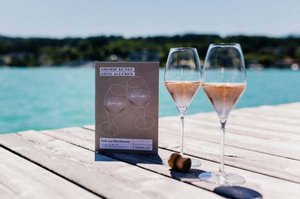 Sekt am Wörthersee – so gut passt österreichischer Sekt in den Sommer und an den See! Foto: OESK/Gerd Schneider