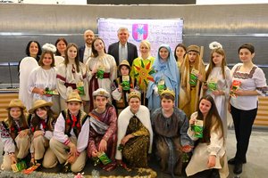 Vizebürgermeister Alois Dolinar empfing die Kinder aus der Ukraine im Gemeinderatssaal des Rathauses. Foto: StadtKommunikation/Hronek