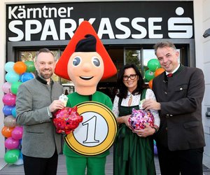 Kärntner Sparkasse-Vorstände Michael Koren, Mag. Ulrike Resei und Mag. Siegfried Huber mit dem Sparefroh, DER Symbolfigur des Sparens. Foto: Hannes Krainz