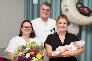 Mag. Karin Lagger, EOA Dr. Stefan Hinterberger, die stolze Mama mit Lara Sophie. Foto: KABEG