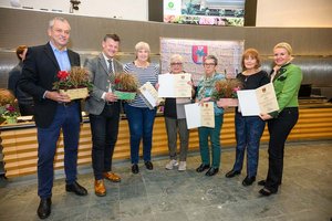 Bürgermeister Christian Scheider, Stadträtin Sandra Wassermann, BA und Stadtrat Max Habenicht gratulierten den Preisträgern von Klagenfurt im Blumenschmuck. Foto: StadtKommunikation/Hude