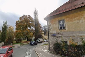 Ein Warnschild mit der Aufschrift „Achtung Gegenverkehr" soll in der Ecke Henseistraße auf Höhe des Maria-Theresia-Parks installiert werden. Foto: Google Street View
