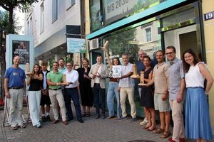 Klima- und Umweltschutzreferent Vzbgm. Patrick Jonke und Dr. Wolfgang Hafner, Leiter Abteilung Klima- und Umweltschutz, freuten sich mit den Vertretern der sieben Siegerprojekte des Klima-Ideenwettbewerbs. Foto: StadtKommunikation/Spatzek