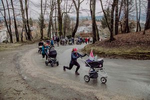 Am 29. November wird das Kreuzbergl von Mamas mit Kinderwagen gestürmt. Foto: KK