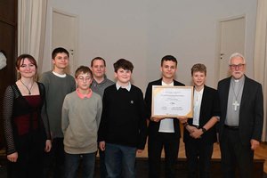 Jugendliche der Pfarre Klagenfurt-St. Hemma mit Bischof Marketz. Foto: Gotthardt/Nedelja