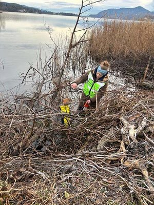 Spürnase „Noana“ entdeckte „Yeni“ im kalten Wörthersee im Schilf steckend. Foto: „Find my friend“-Suchhunde 