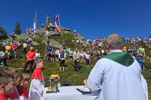 Die Katholische Kirche Kärnten lädt im Juli und August zu liturgischen Feiern auf den Kärntner Almen und Bergen ein. Foto: Pfarre Schiefling/Lav.